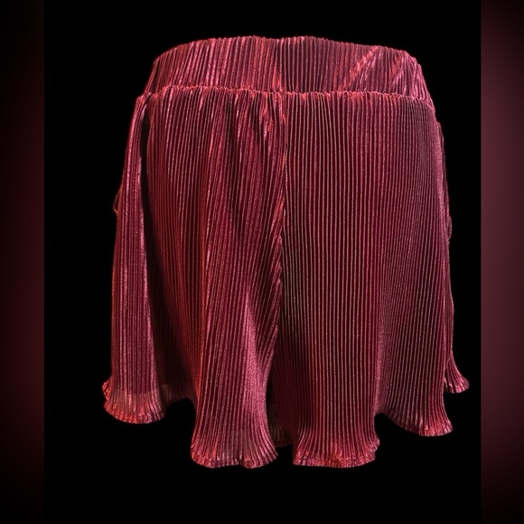 Elegant Red Pleated Women's Shorts - Picture 6 of 6